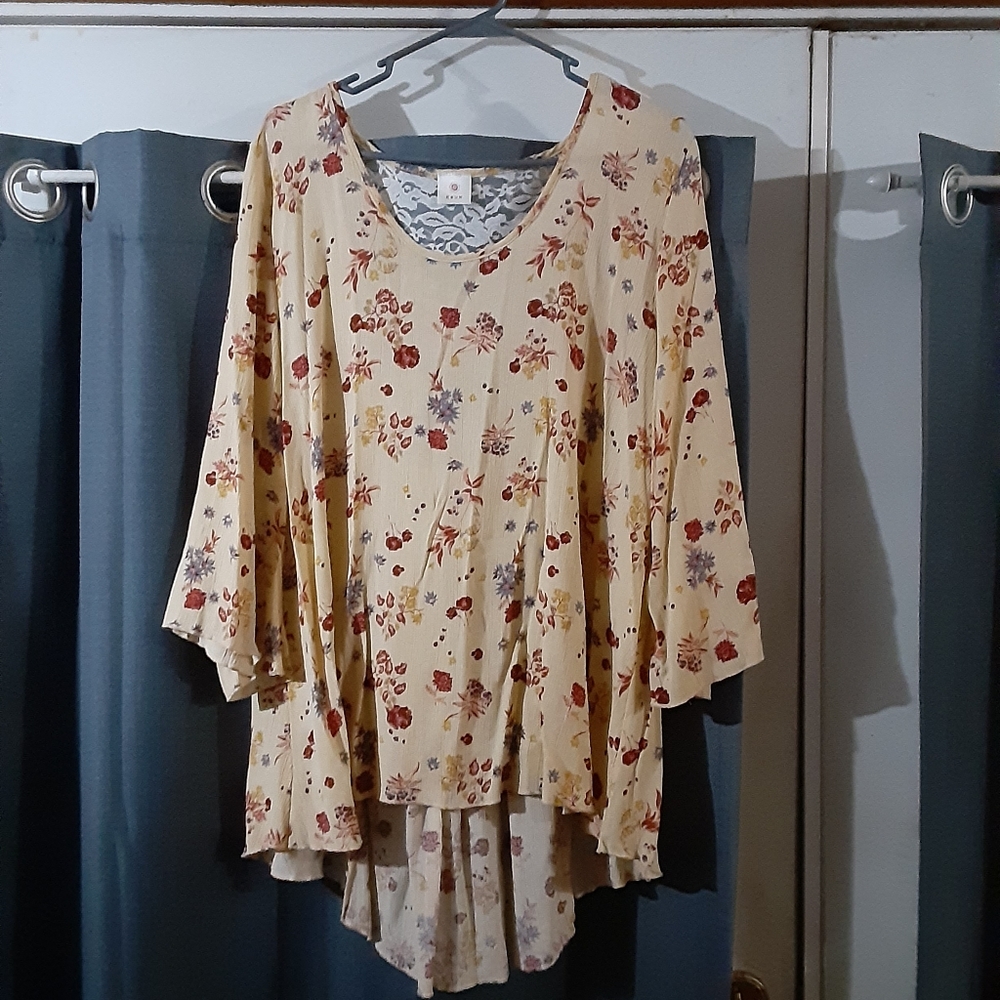 Boutique top pretty summer colors!